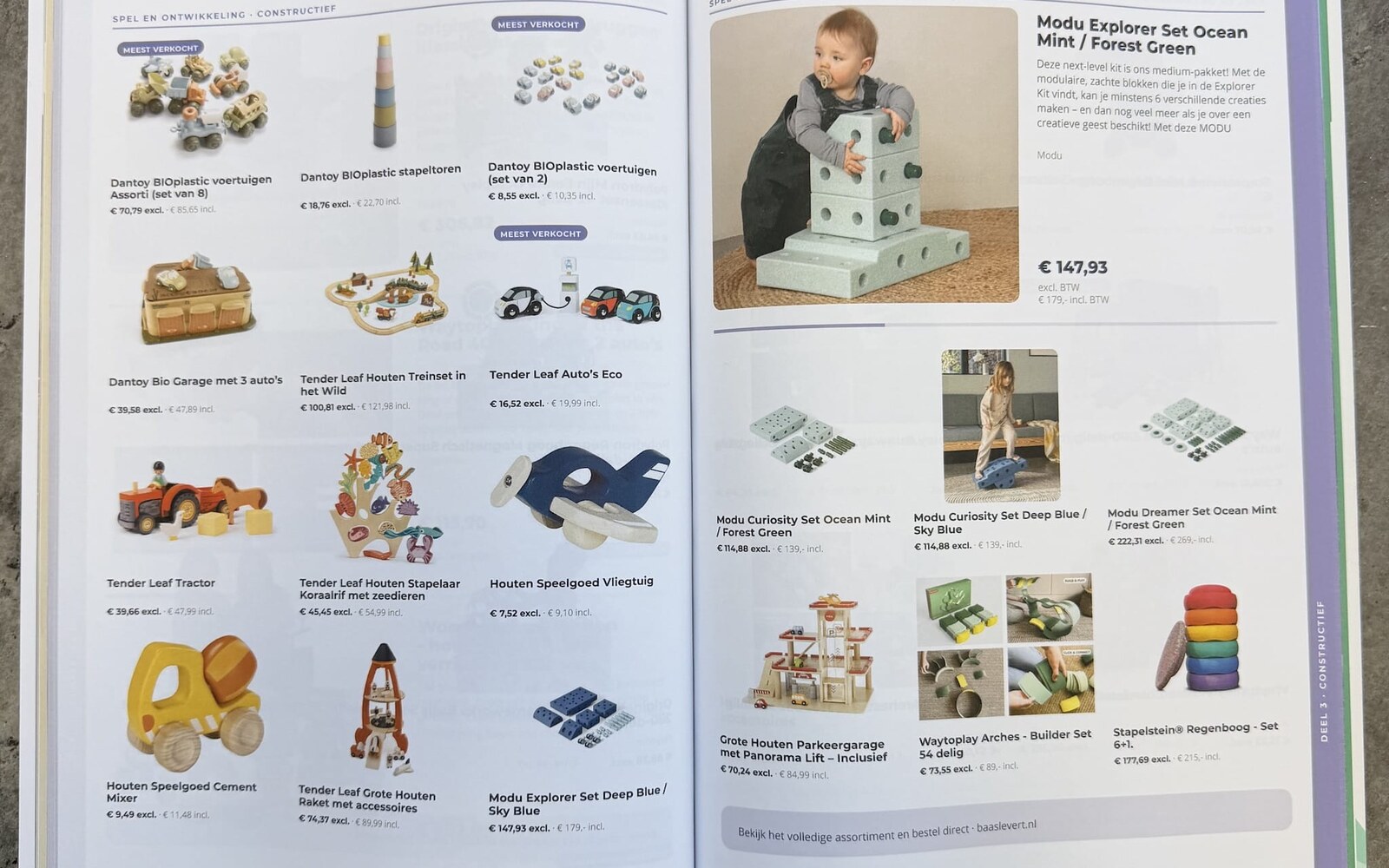 Spread uit de Baaslevert catalogus 2026/2027 met speelgoed, prijzen en een uitgelicht product