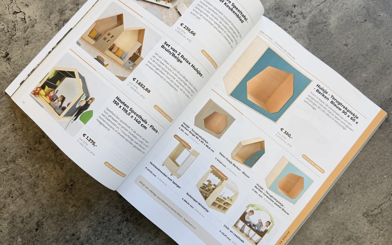 Spread met speelhuisjes en inrichting, elk segment in eigen opmaak