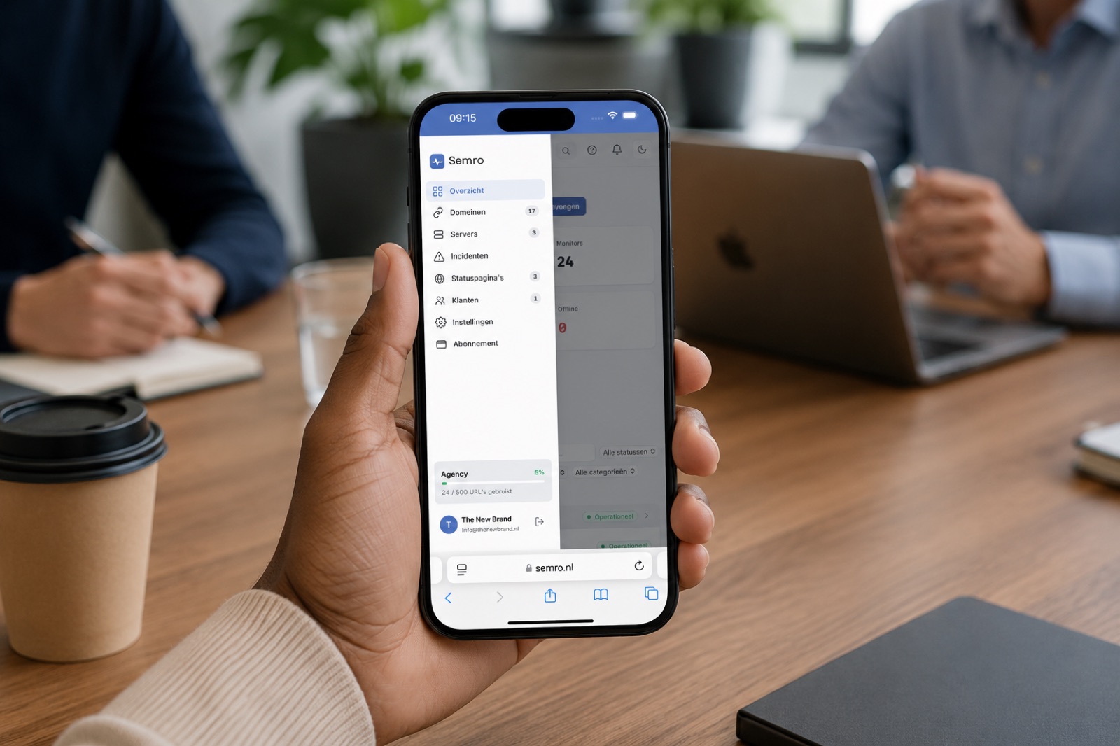 Semro app op een telefoon met monitoroverzicht